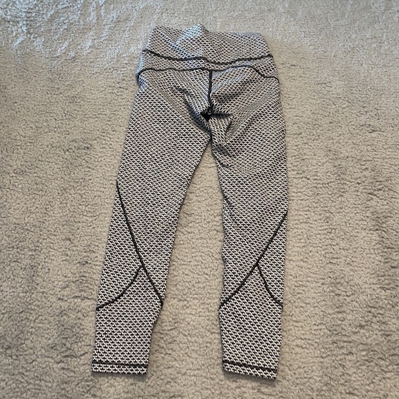 Lululemon In Movement Tight Monochromic Black Geometric Everlux Sz 6 inseam 25" - Picture 4 of 5